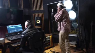 Ses mühendisiyle yakın çalışan Afrikalı Amerikalı bir sanatçının sanat stüdyosu ortamında yaratıcı bir müzik performansı yakaladığı profesyonel kayıt.