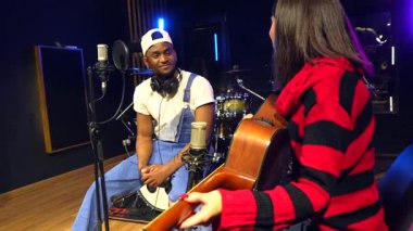 Genç bayan gitarist ve erkek şarkıcı profesyonel bir kayıt stüdyosunda yeni bir şarkı üzerinde çalışıyorlar.