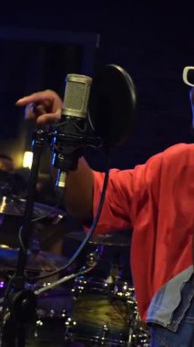 Müzik yapma, kulaklıkları ayarlama ve mikrofona şarkı söyleme konusunda yetenekli müzisyenler.