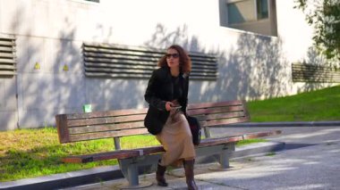 Şehir boyunca cep telefonu kullanan modern bir Arap iş kadınının fotokopi alanına sahip yatay video