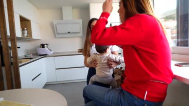 Çağdaş mutfakta anneler birbirine bağlanıyor. İki anne, bebeği sıcaklıkla ve bağlantıyla beslerken yürekten bir konuşma yapıyor.