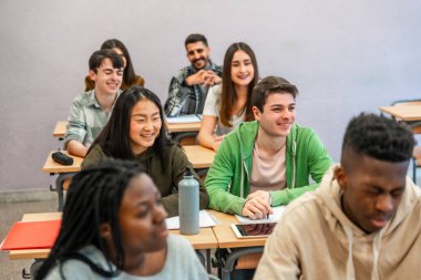 Derse katılan çok ırklı üniversite öğrencileri ve gülümseme, eğitim ve bütünleşme kavramı