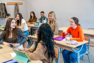 Neşeli üniversite öğrencileri aktif olarak bir derse katılıyorlar, tartışmalara katılıyorlar ve enstitülerindeki çalışmalarında işbirliği yapıyorlar.