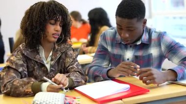 Akademik proje üzerinde işbirliği yapan üniversite öğrencileri, anlayış paylaşımı ve sınıf öğrenme ortamında birlikte çalışırken kritik problem çözme becerileri geliştiriyorlar
