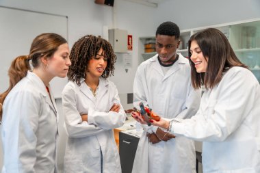 Üniversite laboratuvarında anatomi dersi sırasında öğrencilere anatomik kalp modelini gösteren profesör