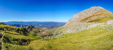 Txindoki dağına doğru yükselen bir yürüyüş yolunun manzarası Gipuzkoa 'daki Bask ülkesinin doğal güzelliğini gözler önüne seriyor