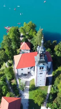 Havadan bakıldığında, Mary Hac Kilisesi 'nin göl kıyısındaki kanaması ve Slovenia' nın göz kamaştırıcı manzarasının altını çizdiği görülüyor.