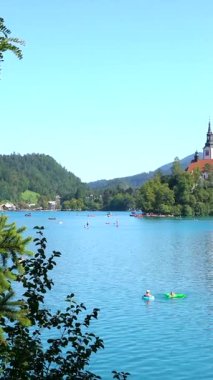 Slovenia 'da akan sakin göl, el değmemiş mavi sular ve canlı yeşil ağaçlarla çevrili ikonik bir ada kilisesine ev sahipliği yapar.