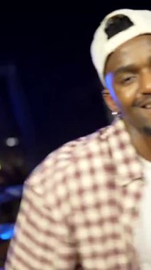 Modern müzik stüdyosunda tutku ve enerjiyle dinamik hip hop hareketleri yapan yetenekli şehir dansçıları.