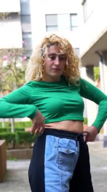 Genç bayan dansçı dinamik sokak dansı gösterisi sergiliyor. Manolya ağaçları ve konutsal arkaplan arasında kentsel sanatsal hareketleri ifade ediyor.