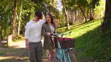 Genç çift yemyeşil bir yolda el ele yürürken, mahrem anları paylaşıyorlar. Sıcak güneş ışığında güneşleniyorlar.