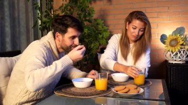 Sevgili ortaklar sabah mahremiyetinin tadını çıkarırlar, kahvaltıyı paylaşırlar, sıcak sohbete dalarlar sonbahar çevresiyle sıcak bir verandada otururlar.