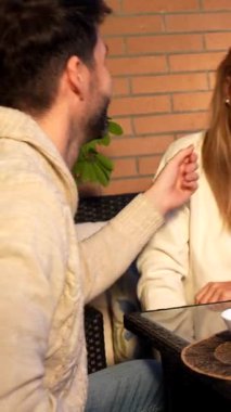 Sevgi dolu eşler, keyifli kahvaltı sohbetleri, güneşli bir verandada güneşli bir sabah ışığı altında otururken neşeli sohbetler.