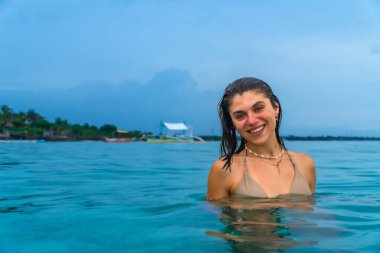 Turist, turkuaz, beyaz plaj, moalboal, cebu, filipinler sularında ferahlatıcı yüzüşün keyfini çıkarıyor.
