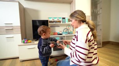 Anne ve bebek arasındaki bağları geliştirmek, oyuncak mutfak setinin yanında diz çökmek, rahat bir oturma odası ortamında yaratıcı oyunlar oynamak.