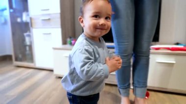 Sevimli bebek su içme tekniğinde ustalaşıyor, önemli gelişim aşamalarına ulaşırken annelik rehberliği alıyor.