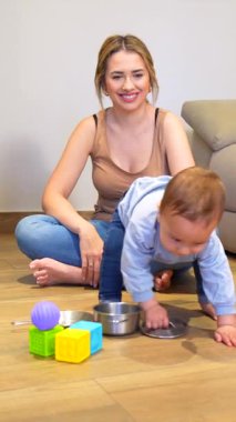 Yürüme becerileri öğrenirken bebeğe bakan anne, rahat ev ortamında gelişim için önemli anları paylaşıyor.