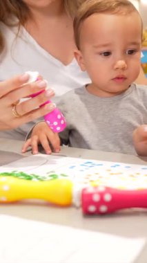 Ebeveyn ve bebek gelişim anlarını besleyen canlı duyusal sanat keşiflerine katılan nokta işaretleyiciler kullanan, neşeli yaratıcı bağlantıları paylaşan