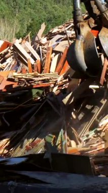 Kazı kazıcı pençesi, çevresel sürdürülebilirliği teşvik ederek, bir geri dönüşüm fabrikasında ahşap atıklarını etkili bir şekilde sınıflandırıyor ve hareket ettiriyor