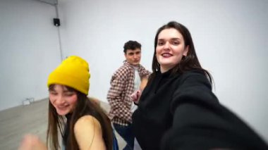 Genç dansçılar dinamik dans stüdyosu provaları sırasında grup selfie 'si yakalıyorlar. Çağdaş hareket için ortak enerji ve yaratıcı tutku sergiliyorlar.