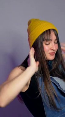 Enerjik dansçı stüdyoda çeşitli hareketler sergiliyor. Işıklar ve halka ışığıyla aydınlatılıyor. Tutkusunu ve yeteneğini gösteriyor.