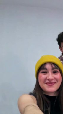 Genç dansçılar neşeli anları paylaşıyorlar, beyaz arkaplanlı profesyonel dans stüdyosunda poz verirken ve gülerken eğlenceli grup portreleri yaratıyorlar.