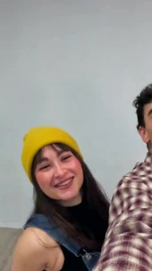 Enerjik dansçılar, bir dans stüdyosunda tutkularını ve senkronizasyonlarını sergileyerek hareketli bir rutin uyguluyorlar.