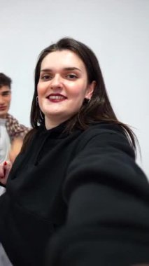 Çeşitli dans takımı senkronize koreografiyi mükemmelleştiriyor, profesyonel stüdyo ortamında canlı enerji ve koordineli hareket sergiliyorlar.