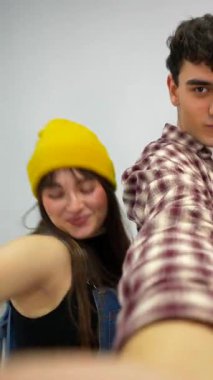 Enerjik dansçılar kendilerini bir dans stüdyosunda filme çekerek sosyal medya platformları için dinamik ve ilgi çekici içerikler yaratıyorlar.