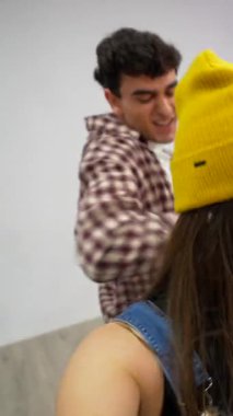 Enerjik dansçılar, tutkularını ve coşkularını sergileyerek bir dans stüdyosunda canlı bir dans gösterisi yapıyorlar.