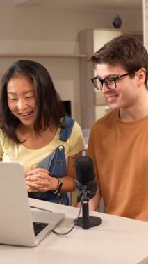 Çok ırklı çift ses podcast 'ini birlikte kaydederek, mikrofon ve dizüstü bilgisayarla ev yaşantısının dijital içeriğini paylaşıyor