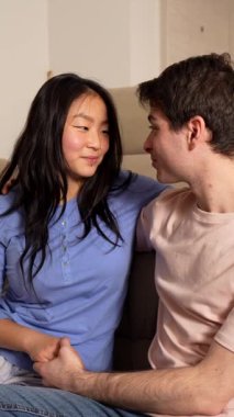 Sevecen, çok ırklı bir çift evlerindeki rahat bir kanepede mahrem anların tadını çıkarıyor.