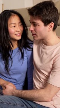 Sevecen, etnik çeşitlilikte bir çift, yakın zamanlardan zevk alıyor. Yürek ısıtan bir aşk ve bağ sahnesi yaratıyor.