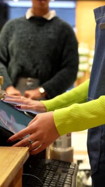 Soğutulmuş raflardan organik bakkaliyeleri dikkatlice seçen, sağlıklı beslenme odaklı mağazalarda sağlıklı besleyici ürünlere göz atan sağlıklı bir kadın.