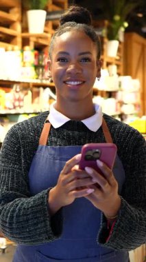 Soğutulmuş raflardan organik bakkaliyeleri dikkatlice seçen, sağlıklı beslenme odaklı mağazalarda sağlıklı besleyici ürünlere göz atan sağlıklı bir kadın.