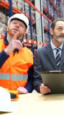 Depo ekibi lojistik planlama, envanter stratejisi ve endüstriyel depolama tesisinde operasyonel verimliliği tartışıyor.