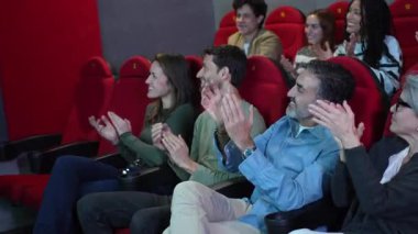 Üç boyutlu film gösteriminden sonra çeşitli film izleyicileri büyük bir coşkuyla alkışlayarak sinemadaki deneyimi takdir ediyor.