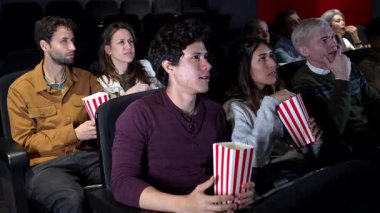 Arkadaşlar sinemada 3 boyutlu film tecrübesinin tadını çıkarıyorlar. Ekrandaki gerilime patlamış mısırla tepki veriyorlar.