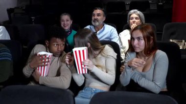 Çok ırklı bir grup arkadaş ve aile sinemada korku filmi izleyip farklı duygular yaşıyorlar.