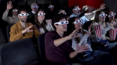 İnsanlar 3 boyutlu film deneyiminden zevk alıyorlar, sinemada 3 boyutlu gözlük takarken coşku ve duygularla tepki veriyorlar.