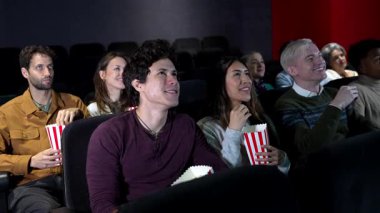Arkadaşlar loş bir sinemada toplandılar, 3D gözlükler taktılar ve patlamış mısırları paylaştılar heyecan ve kahkahalarla sarsıcı film deneyimlerinin tadını çıkardılar.