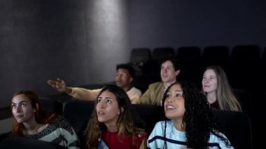 Çok kültürlü genç arkadaşlar toplu bir heyecan yaşarken sinemada üç boyutlu film yolculuğunu gerçek bir neşe ve dostlukla paylaşıyorlar.