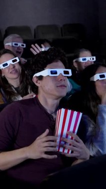 Genç ve son sınıf sinemacıları 3D gözlük takıyor, patlamış mısır paylaşıyor ve karanlık sinemada büyük ekranda büyüleyici bir hikaye anlatıyorlar.
