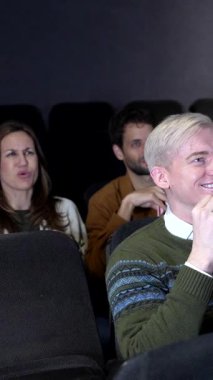 Sinemaseverler karanlık tiyatroda patlamış mısır yerken üç boyutlu film deneyiminin tadını çıkarıyorlar, gülüyorlar ve heyecanı paylaşıyorlar.