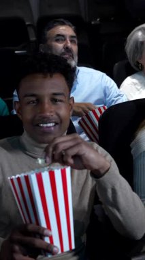 Çeşitli film izleyicileri patlamış mısırın tadını çıkarırken aynı zamanda üç boyutlu filme dalmış nesiller boyunca sinematik hikaye anlatımlarını deneyimlemişlerdir.