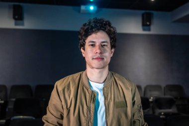 Genç adam boş bir sinemada gösterilen bir filmden zevk alıyor, benzersiz ve özel bir sinema anı yaşıyor.