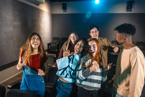 Bir grup arkadaş sinemada disko dansı yapıyor, gülüyor ve birlikte eğleniyorlar.