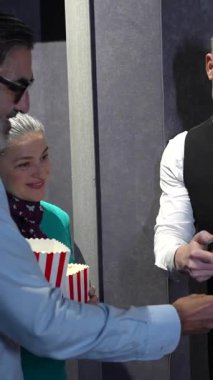 Seyirciler sinemayı seviyorlar, patlamış mısır paylaşıyorlar, 3D gözlük takıyorlar ve büyük ekranda film izlerken yer göstericiyle etkileşime giriyorlar.
