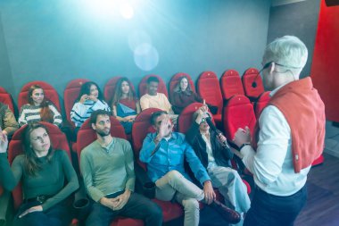 Seyirciler, film gösteriminden sonra sinemada bir konuşmacıyla el ele tutuşup sorular soruyorlar.