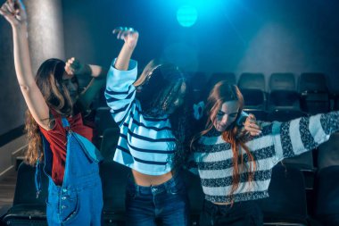 Üç bayan arkadaş dans ediyor ve bir film diskosunda eğleniyor, sinemanın ve müziğin keyfini kutluyorlar.